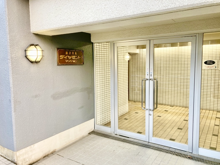 【エントランス】シンプルでスッキリとしたデザインの外観。屋根付きのエントランスなので、雨の日もスムーズに雨具の準備を進められます。