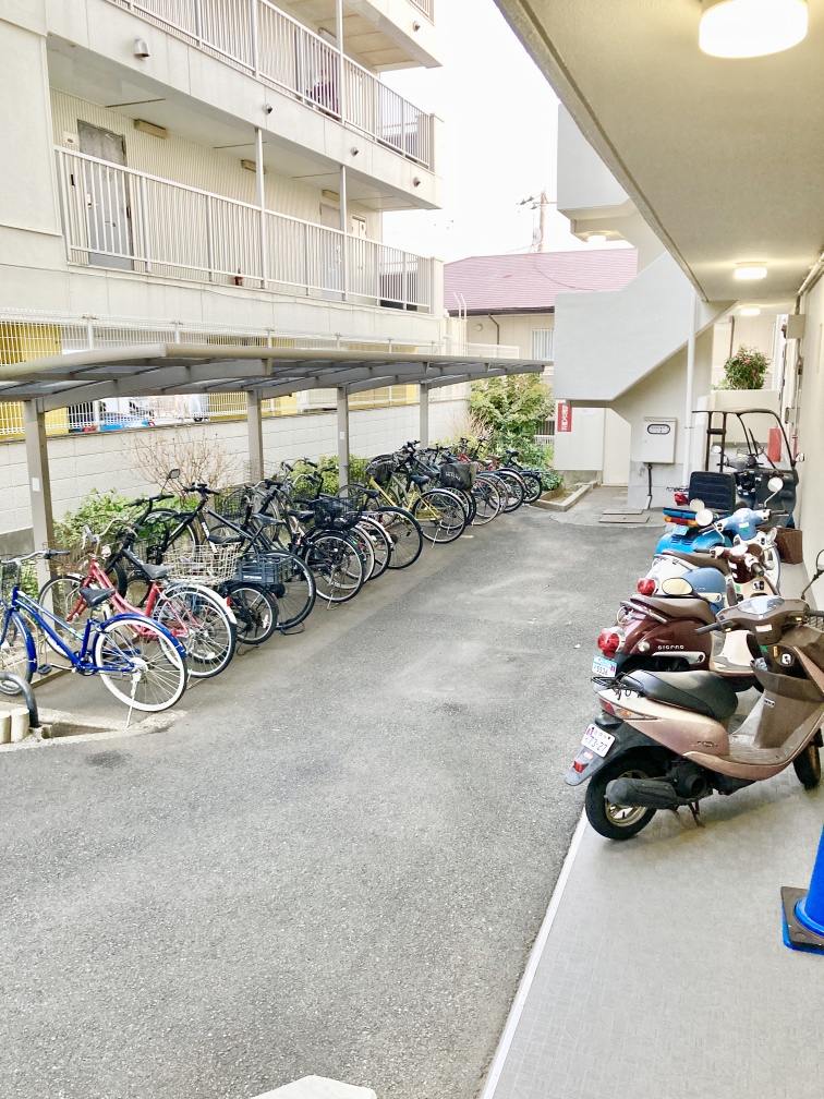 【駐輪場】共用部は清潔に管理されています。駐輪場はルーフ付きのため、大切な自転車を雨から守ってくれます。最新の空き状況はお問い合わせください。