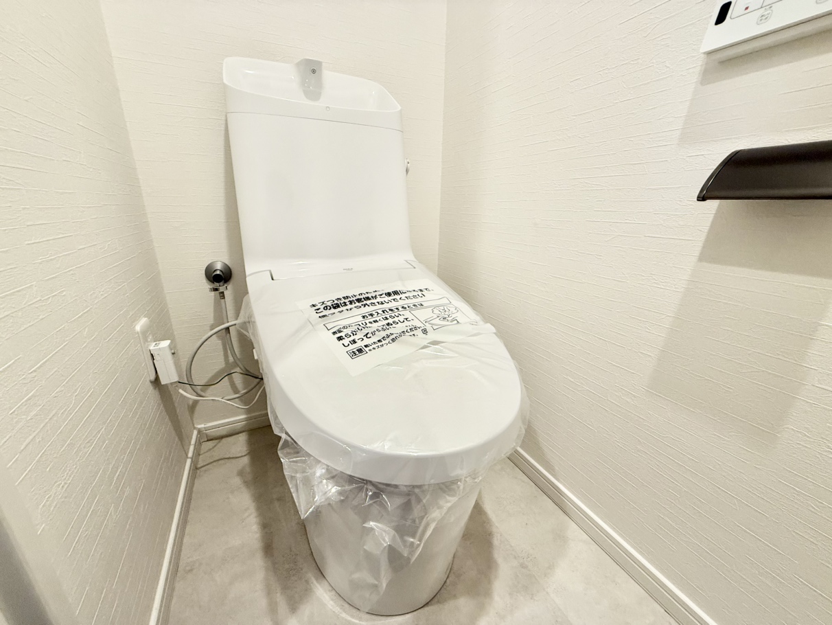 【トイレ】毎日清潔にご使用いただける温水洗浄便座付き。壁にリモコンがあるので、操作がしやすいです。手洗い器一体型のため、使用後すぐに手洗いできます。