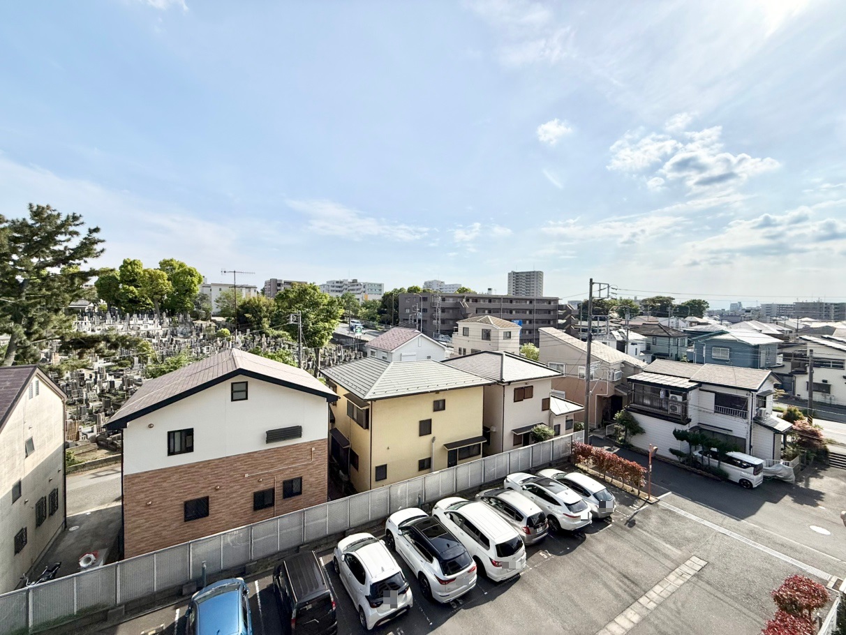 【住戸からの眺望写真】地上8階建の4階部分に位置します。晴れた日には青空が望めそうです。※眺望は将来に渡って保証するものではありません。