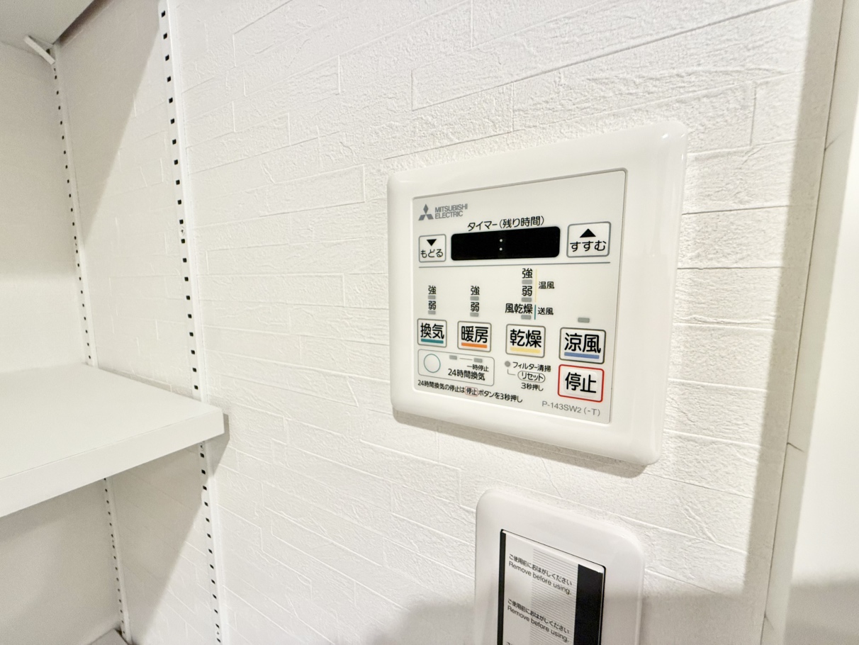 【浴室乾燥機】時間帯や天候を問わずに洗濯物を乾かすことができます。花粉やPM2.5が気になる時期にも便利。暖房機能付きで、冬場のヒートショック対策にも役立ちそうです。