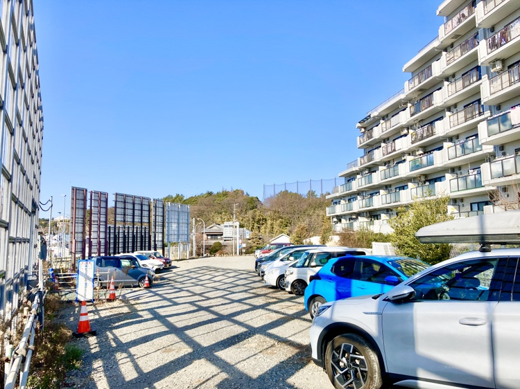 【駐車場】移動がしやすい平面式の駐車場が設けられています。最新の空き状況や使用料はお問い合わせください。