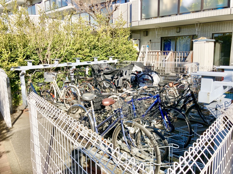 【駐輪場】敷地内には、駐輪場の他にバイク置場が設けられています。空き状況や利用可能な車種などは、お気軽にお問い合わせくださいませ。