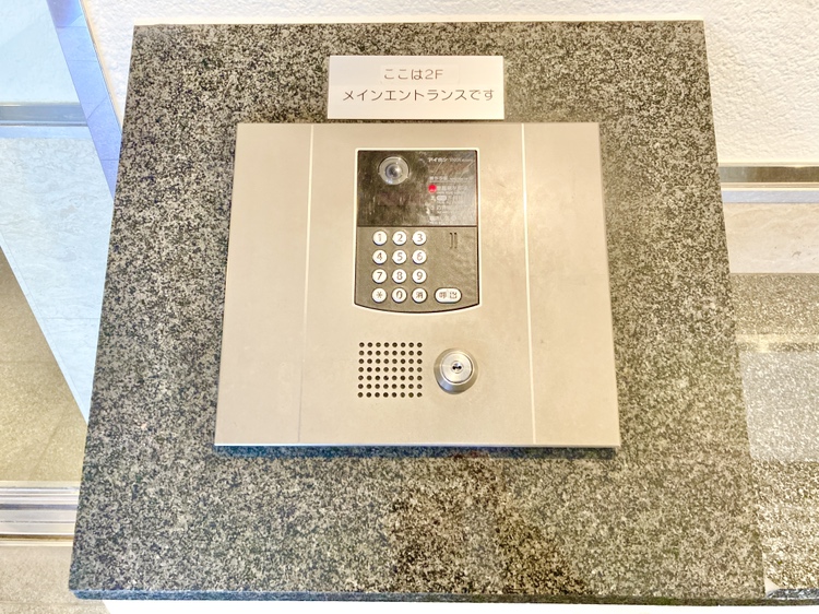 【エントランス】マンションにはオートロックが採用されており、防犯面にも配慮されています。管理体制は日勤です。