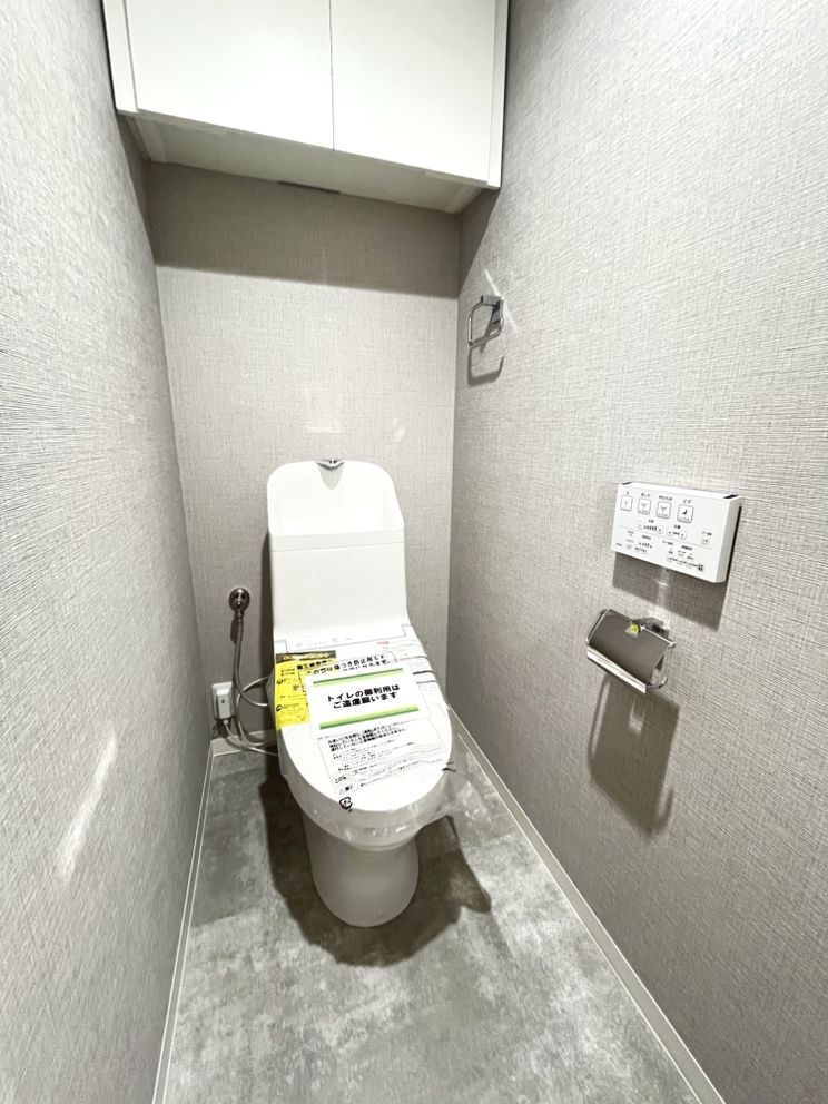 【トイレ】温水洗浄便座付きのトイレは、便器後方に手洗いスペースが備えられた実用的な設計。