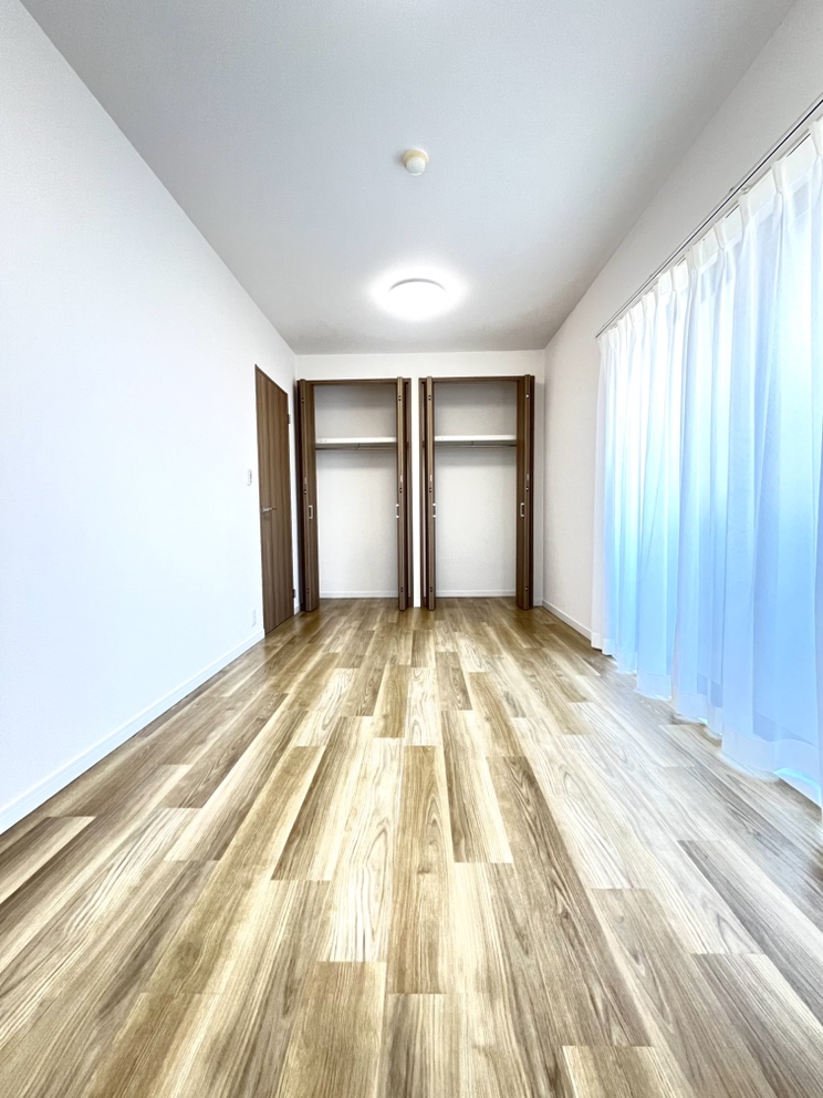【洋室/約7.5帖】洋室の中で最も広さにゆとりのあるお部屋です。主寝室として使用することもおすすめです。