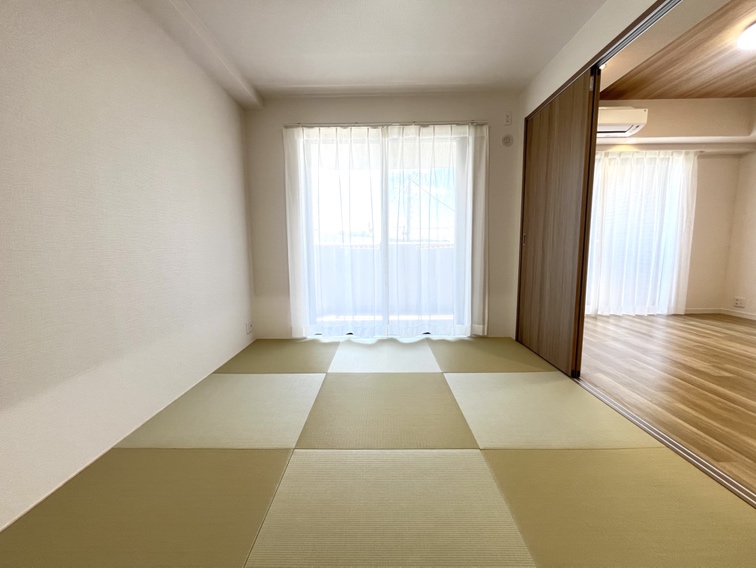 【和室/約6帖】隣接するリビングとの引き戸を開放することでより広々とした空間に。