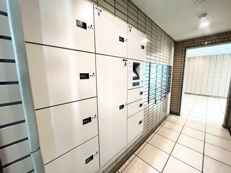 【宅配ボックス】外出時にも荷物の受け取りができ、再配達の手間が省けて便利。気軽にインターネットショッピングが楽しめます。