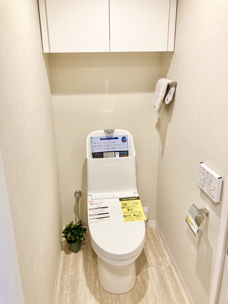 【トイレ】寒い冬でも快適に使用できる温水洗浄便座付き。収納棚が備わっており、サニタリーグッズや清掃用具を収納できます。