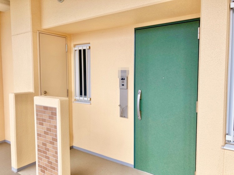 【玄関】爽やかなグリーンのドアが目を惹くデザイン。ゆとりをもった設計で、大きな荷物を抱えた状態でもスムーズにドアを開閉できそうです。