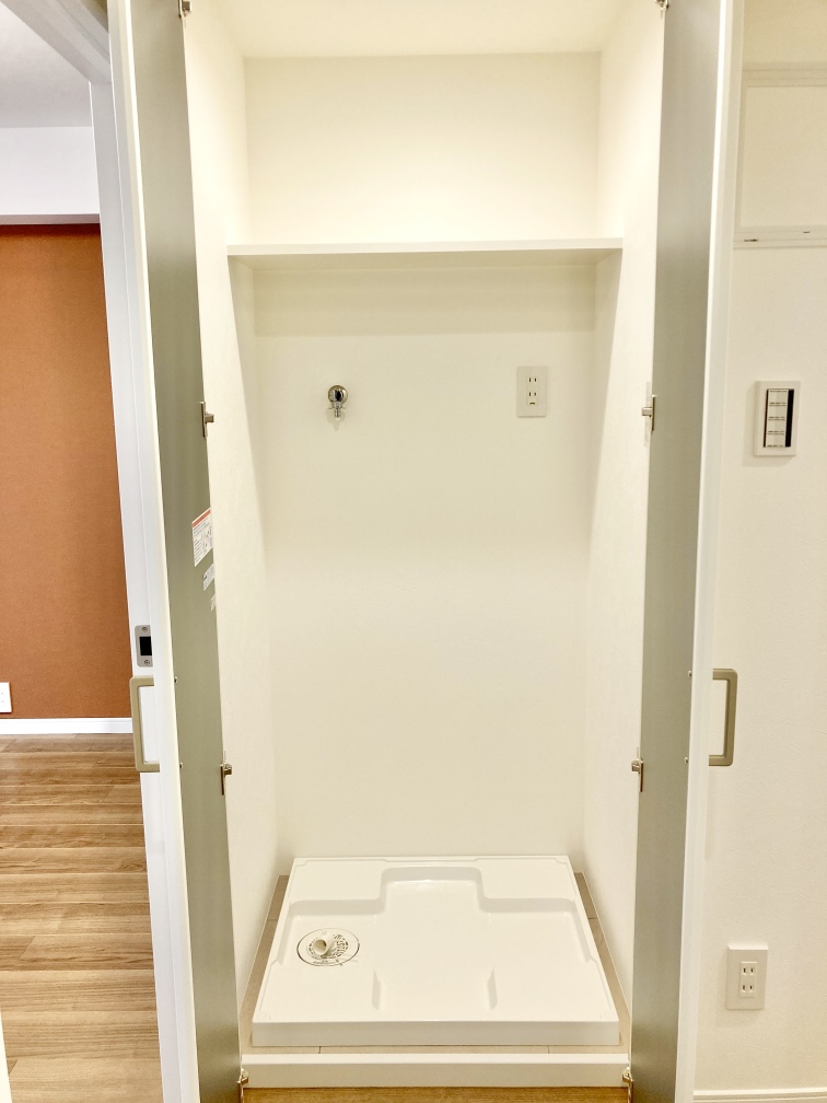 【洗濯機置き場】廊下には洗濯機用防水パンが設置されています。扉付きのため、生活感を抑えられます。設置可能な洗濯機のサイズ等は現地でお確かめください。