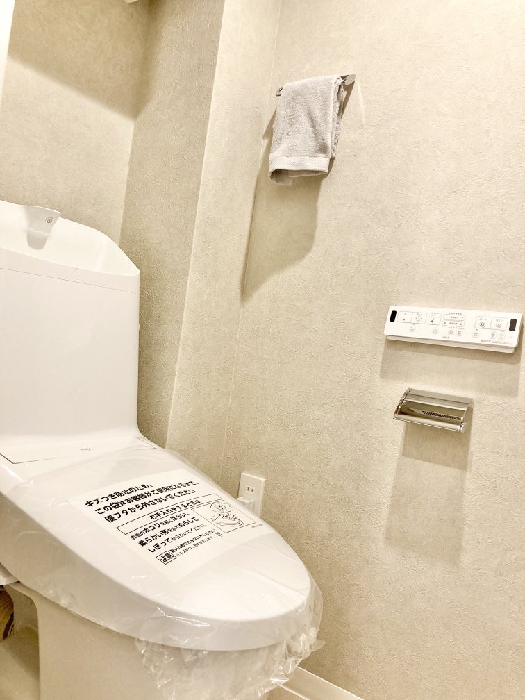 【トイレ】温水洗浄便座付きで、毎日快適にお使いいただけるトイレです。掃除用品やトイレットペーパーの保管に役立つ収納棚が備わっています。
