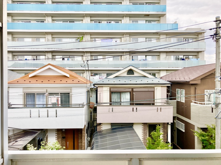 【バルコニーからの眺望/北側】周辺は戸建て住宅やアパートなどが建ち並ぶ住宅地です。※眺望は将来に渡って保証するものではありません。