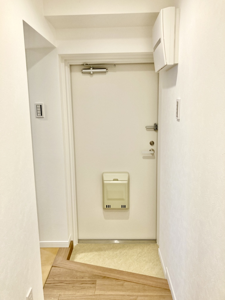 【勝手口】キッチン近くに勝手口が設置されています。買い物の後など、食材やストック用品の運び入れがしやすく、用途に合わせて入口の使い分けができそうです。