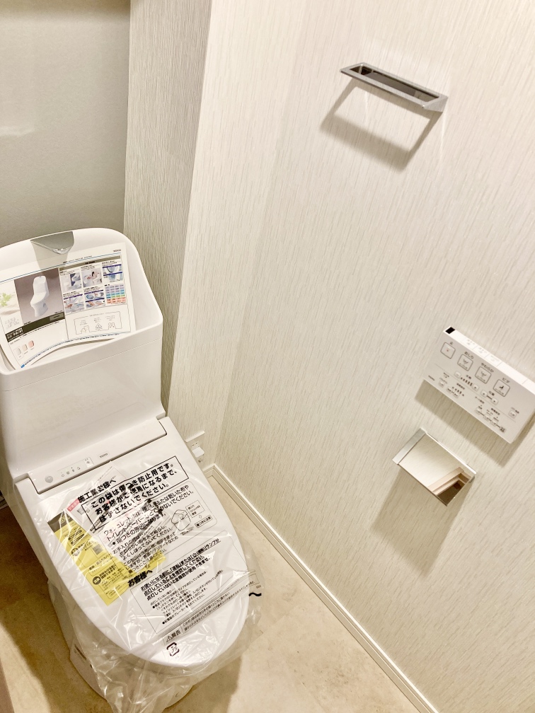 【トイレ】毎日快適にご使用いただける、温水洗浄便座付きのトイレです。壁面に設置されているリモコンで、洗浄の強さ・位置などを調整いただけます。