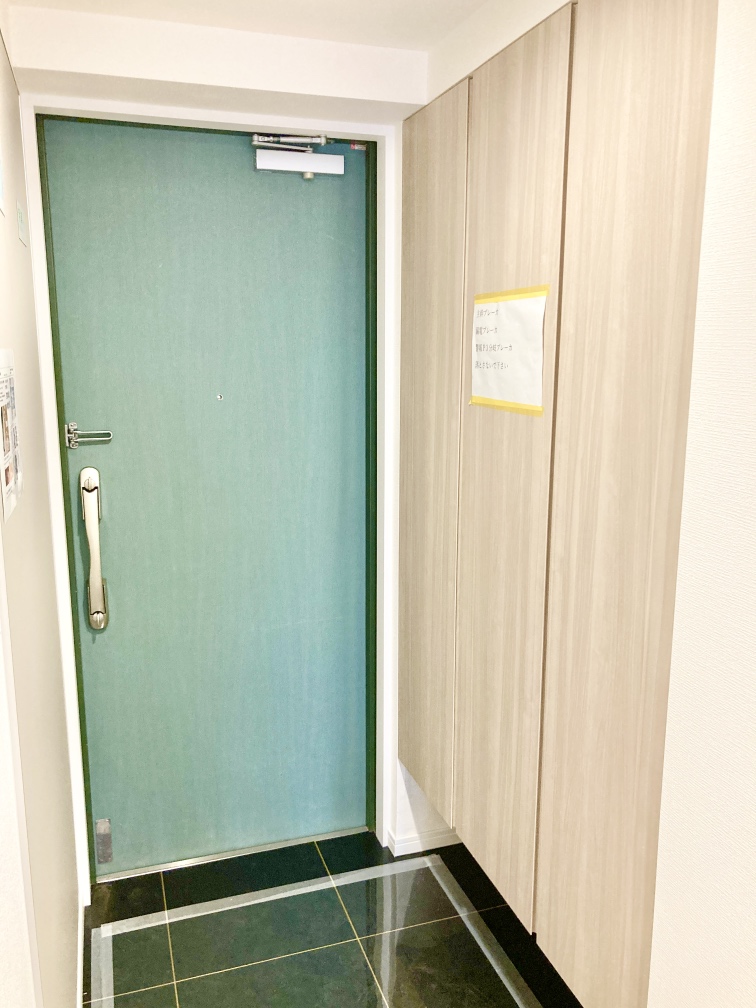 【玄関】お掃除がしやすいフロートタイプのシューズボックスが設置されています。下部に普段使いの靴を収納でき、すっきりとした空間を保てそうです。