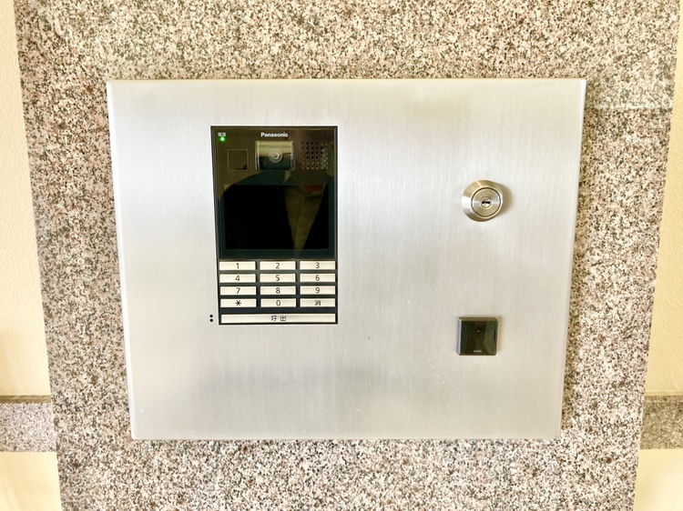 【オートロック】オートロックシステムが採用されたマンションです。室内から事前に来訪者を確認してから、応対できます。セキュリティ面を重視する方にもおすすめです。