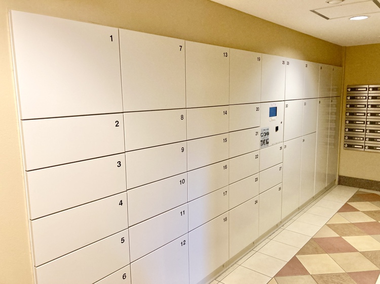【宅配ボックス】不在時でも荷物の受取が可能な宅配ボックスが設置されています。ネットショッピングをした際なども、受け取り時間を気にせず外出できます。