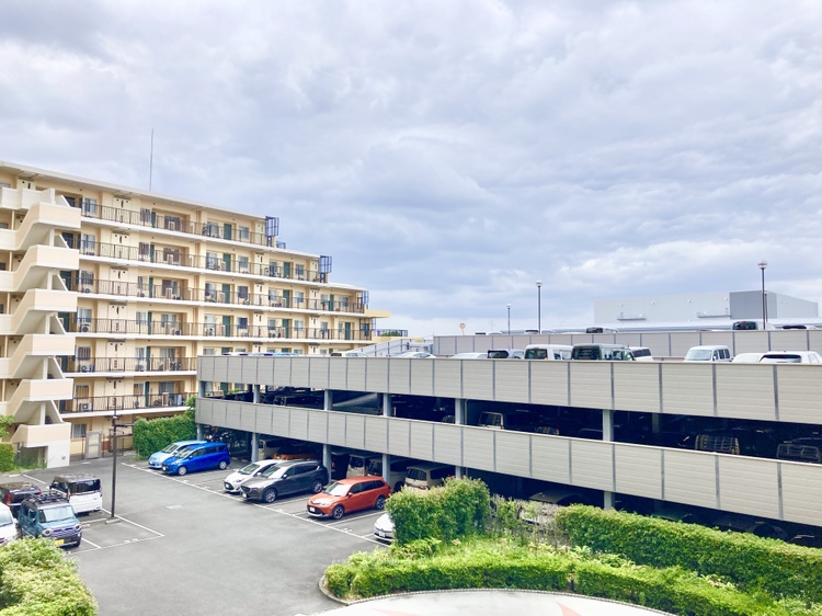 【駐車場】敷地内に、駐車場が設けられています。最新の空き状況・利用可能なサイズなど、詳細につきましてはお問い合わせくださいませ。