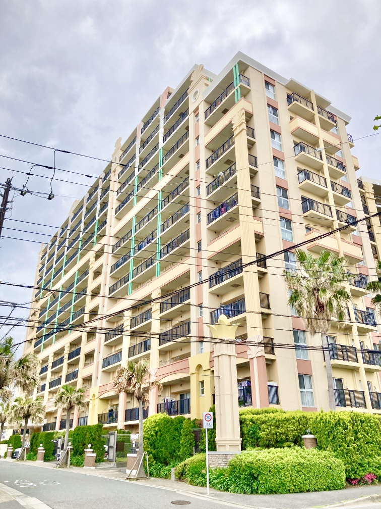 【現地外観写真】RC造地上14階建マンション、3階部分に位置しています。小田急江ノ島線「藤沢本町」駅まで徒歩18分の立地です。大切なペットと一緒に暮らせます(規約制限有)。