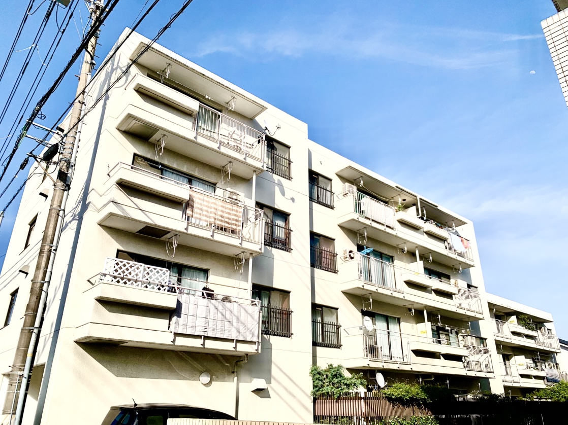 【ライフコア茅ヶ崎】JR東海道本線「辻堂」駅まで徒歩12分の立地。RC造地上4階建、総戸数17戸のマンション。即引渡し可(残金精算後)。