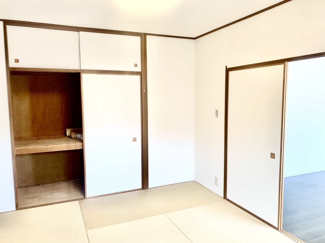 【和室/約6.0帖】LDに隣接しています。引き戸を開放すると、リビングと続き間として活用でき、19帖超の広々とした空間になります。