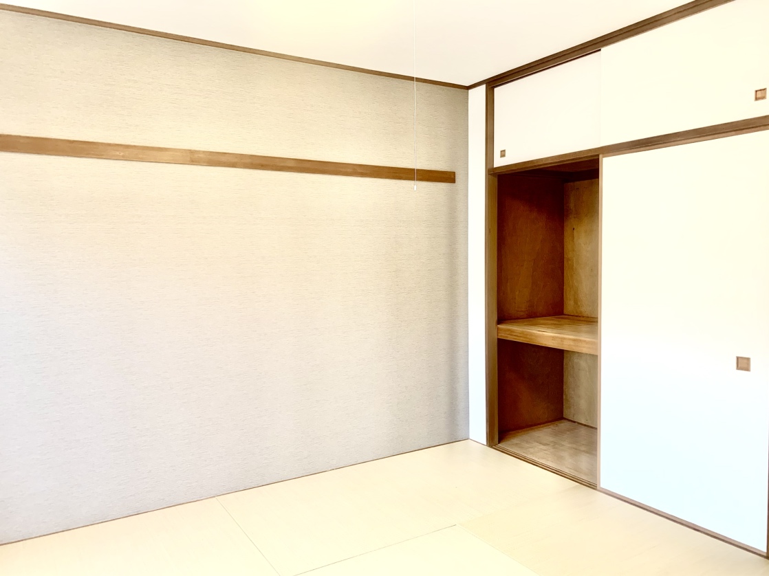【和室/約6.0帖】ご家族や来客用の布団をしまうことができる押入が設けられています。天袋は普段使いしない荷物の収納場所として、重宝しそうです。