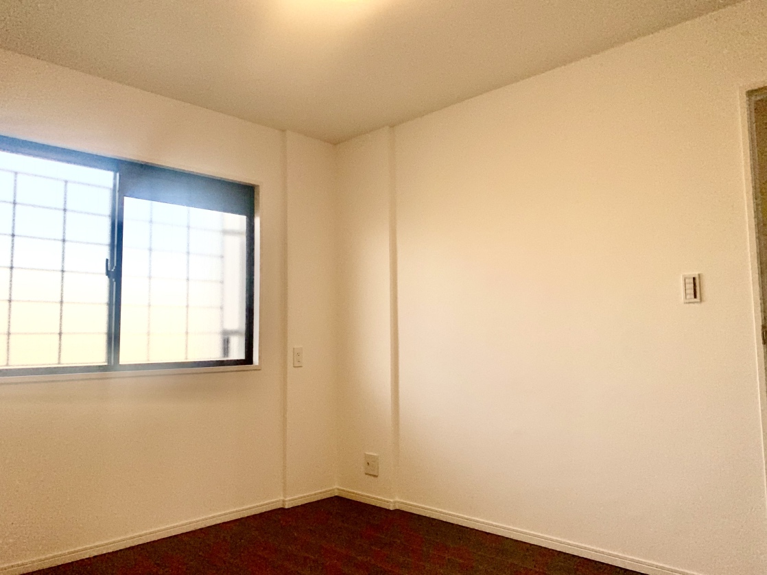 【洋室/約6.6帖】広さにゆとりがあり、主寝室としておすすめのお部屋です。腰高窓のため壁面が多く、ベッドや机などの家具が配置しやすいです。