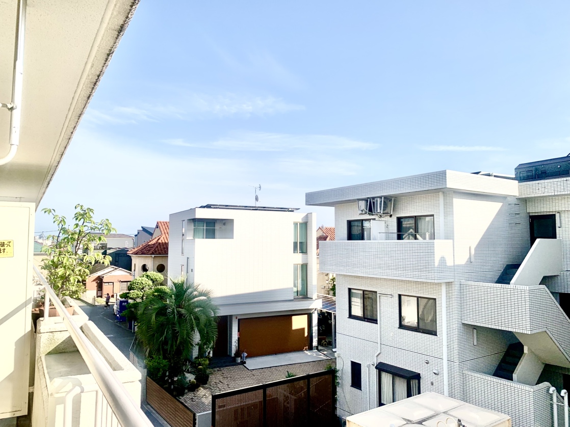 【住戸からの眺望】バルコニーは南西向きのため、夕方まで陽光が差し込みます。※眺望は将来に渡って保証するものではありません。
