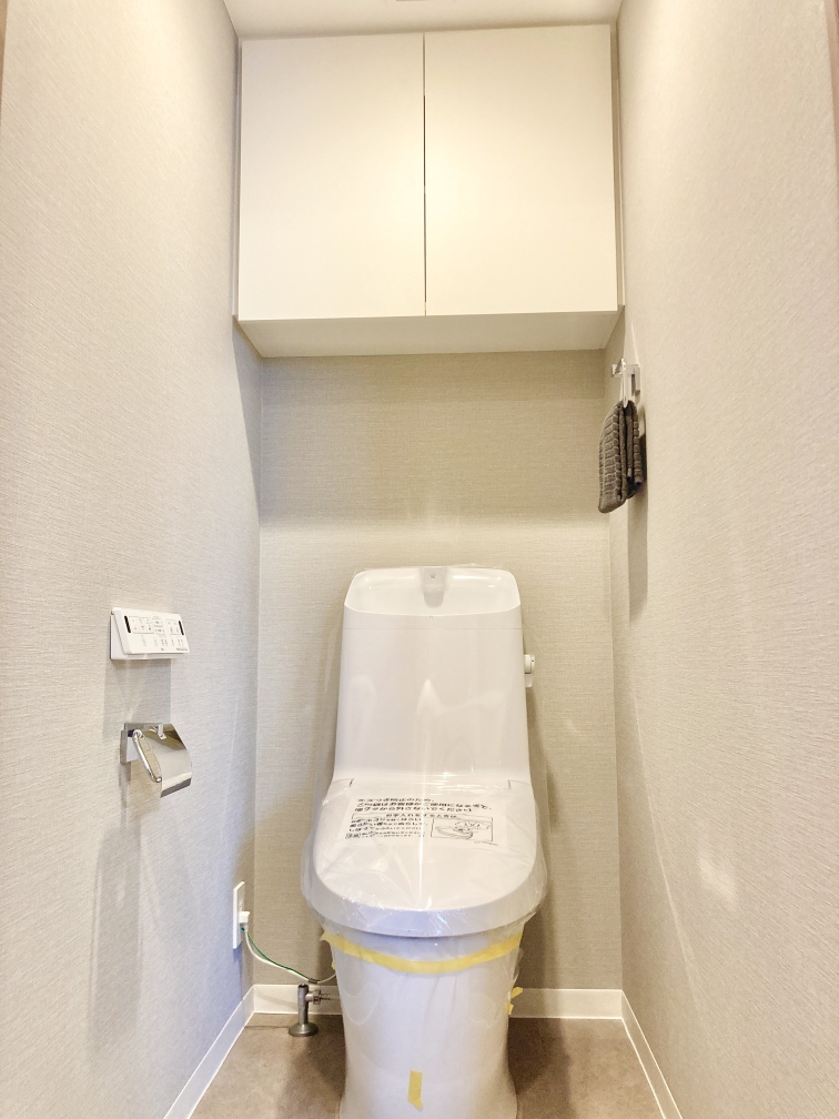 【トイレ】温水洗浄便座付きのトイレです。寒い時期でも暖かな便座で快適に使うことができます。リモコンが壁に設置され、操作しやすい仕様です。