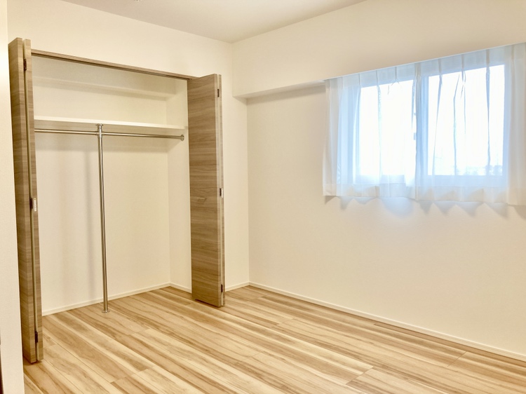 【洋室/約6帖】玄関からのアクセスが良い洋室です。北側の窓から自然光が差し込む、落ち着いた空間です。