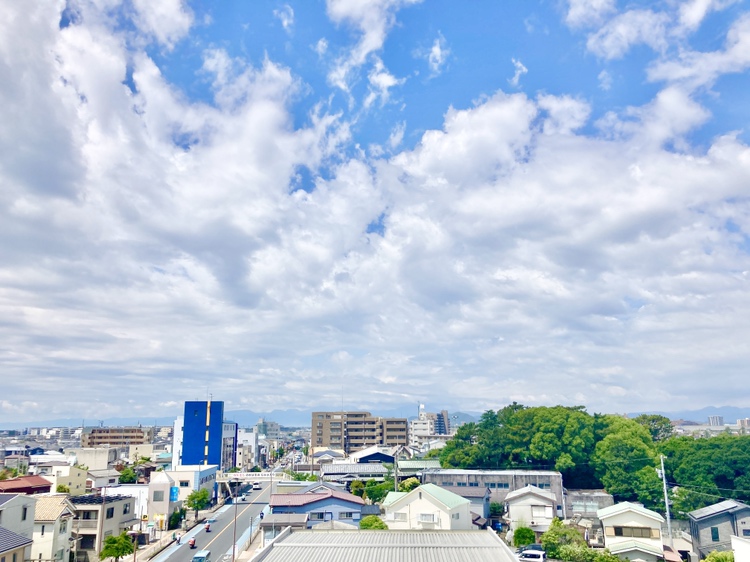 【住戸からの眺望写真】日差しをたっぷり取り込める明るさが魅力。窓辺からの景色を楽しみながら、家族との時間を心地よく過ごせる住まいです。