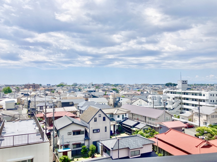 【サービスバルコニーからの眺望写真】現況、目の前の視界を遮る大きな建物が隣接していないため、ゆったりとした眺望を楽しむことができます。