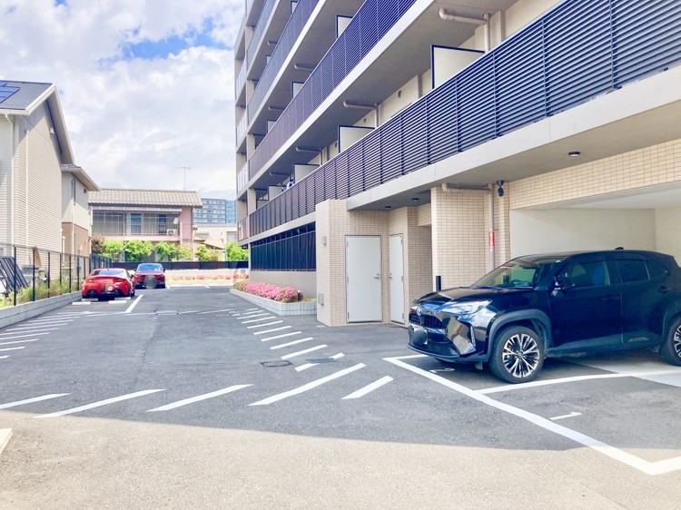 【駐車場】敷地内の駐車場は綺麗に整備され、利用する方に快適な環境が整えられています。