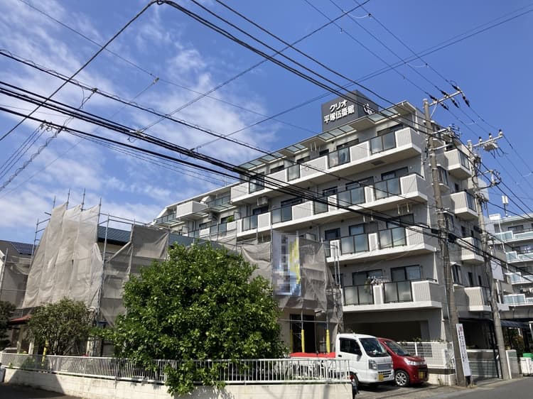 【クリオ平塚伍番館】RC造5階建てマンションの1階部分。専用庭付き1LDK＋WIC＋Nの住戸です。2019年5月内装リフォーム済み。