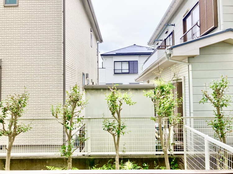 【専用庭】陽光がたっぷり降り注ぐお庭です。洗濯物を乾かすスペースとしてはもちろん、テーブルや椅子を設置して、アウトドア気分を楽しむこともできそうです。