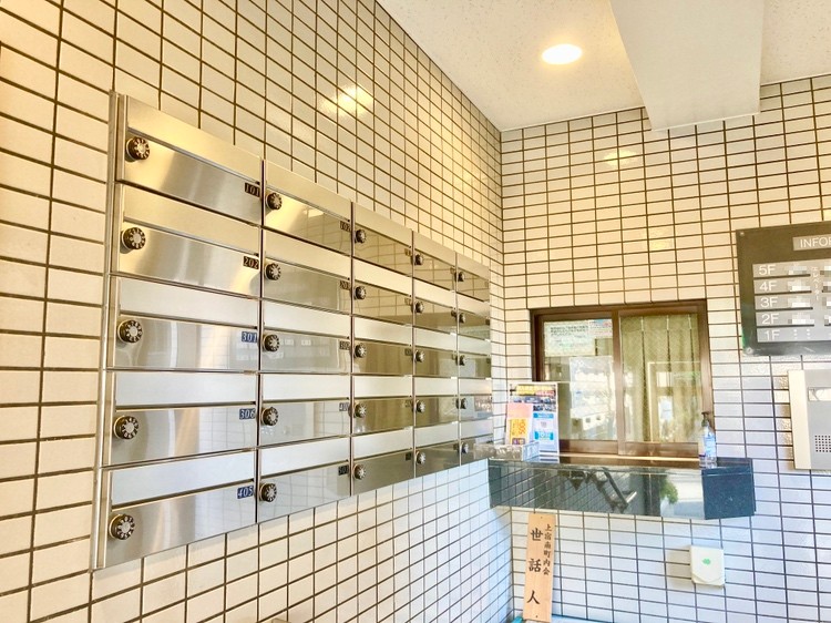 【集合ポスト】エントランスには、ダイヤル式の集合ポストが設けられています。居住エリアに住民以外が入りづらく、防犯対策にも繋がります。