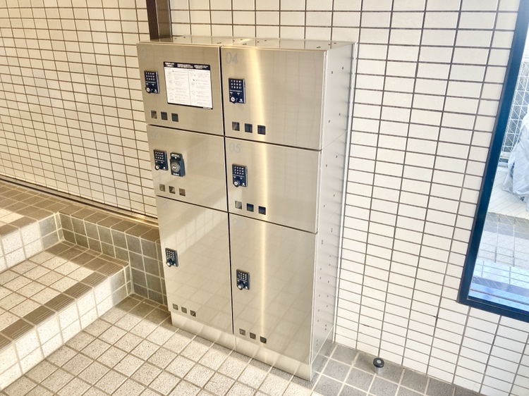 【宅配ボックス】共用部には、宅配ボックスが設置されています。不在時や急な外出の際に便利です。お荷物の大きさに合わせて利用可能です。