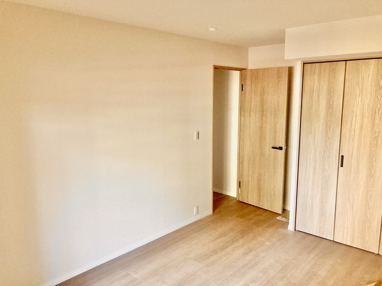 【洋室/約7.5帖】広さにゆとりがあり、主寝室としておすすめのお部屋です。収納力のあるクローゼットが備え付けられています。