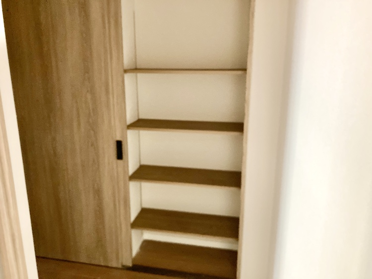 【収納/廊下】廊下に設けられた収納です。引き戸が採用されているため、開けたままでも動線の邪魔になりません。