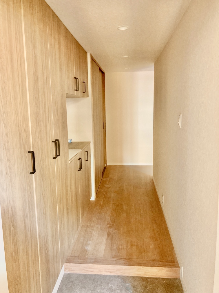 【玄関】玄関には天井高のシューズボックスが設置されています。靴類を収納し、玄関をすっきりとした空間に保つことができます。