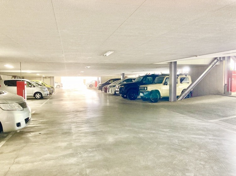 【駐車場】マンション敷地内に駐車場が設置されています。1住戸1台無償にて使用可能です。詳細は直接お問い合わせくださいませ。
