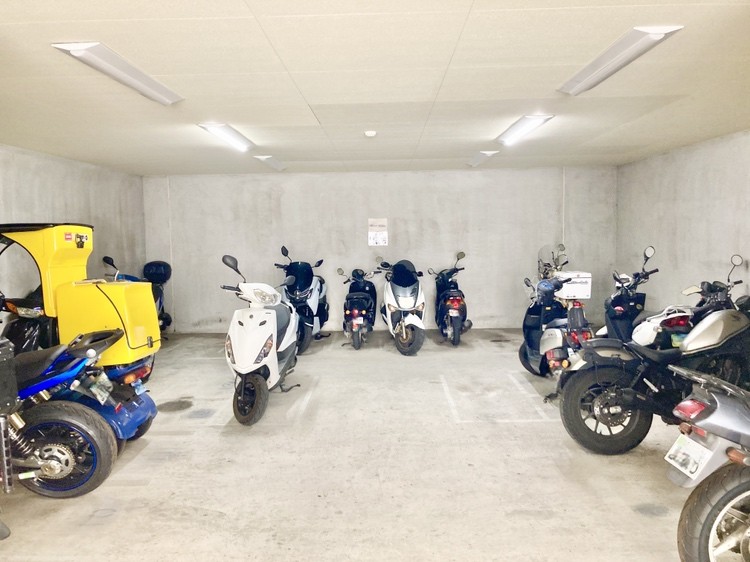 【バイク置場】マンション敷地内にバイク置場が設置されています。屋内のため、カバーの着脱が不要です。雨天時の乗車もスムーズに行えます。