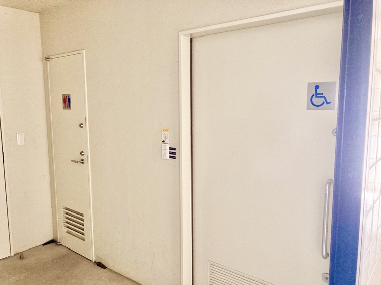 【共用トイレ】共用部にバリアフリートイレが設置されており、車いすやベビーカーでも利用しやすいです。