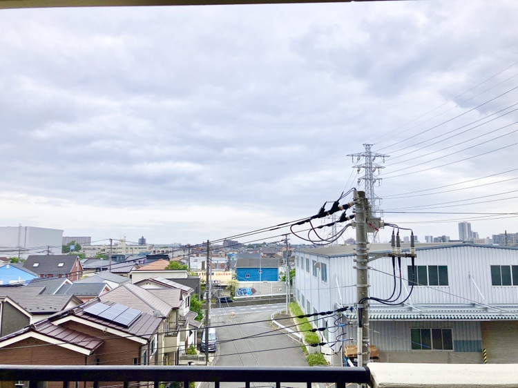 【バルコニーからの眺望】前面に視界を遮る高さの建物がないので、天気の良い日には開放的な青空を楽しめそうです。※眺望は将来に渡って保証するものではありません。