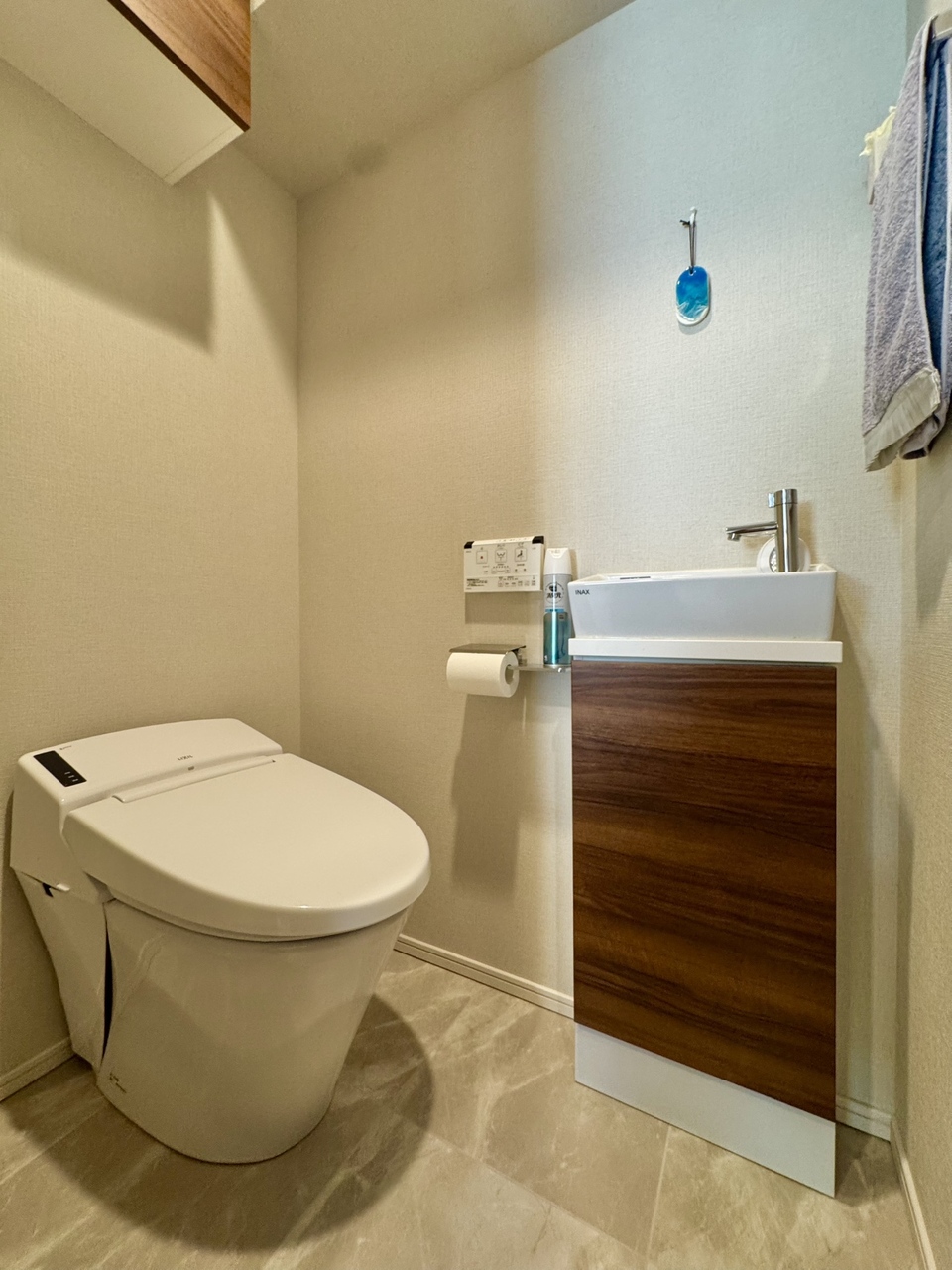 【トイレ】温水洗浄便座付で、毎日快適にお使いいただけるトイレです。掃除用品やトイレットペーパーの保管に役立つ収納が備わっています。
