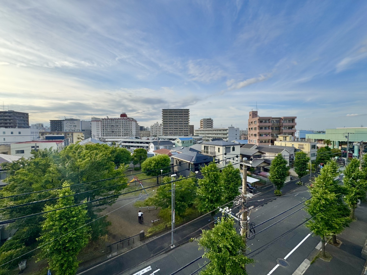 【住戸からの眺望写真】日差しをたっぷり取り込める明るさが魅力。窓辺からの景色を楽しみながら、家族との時間を心地よく過ごせる住まいです。