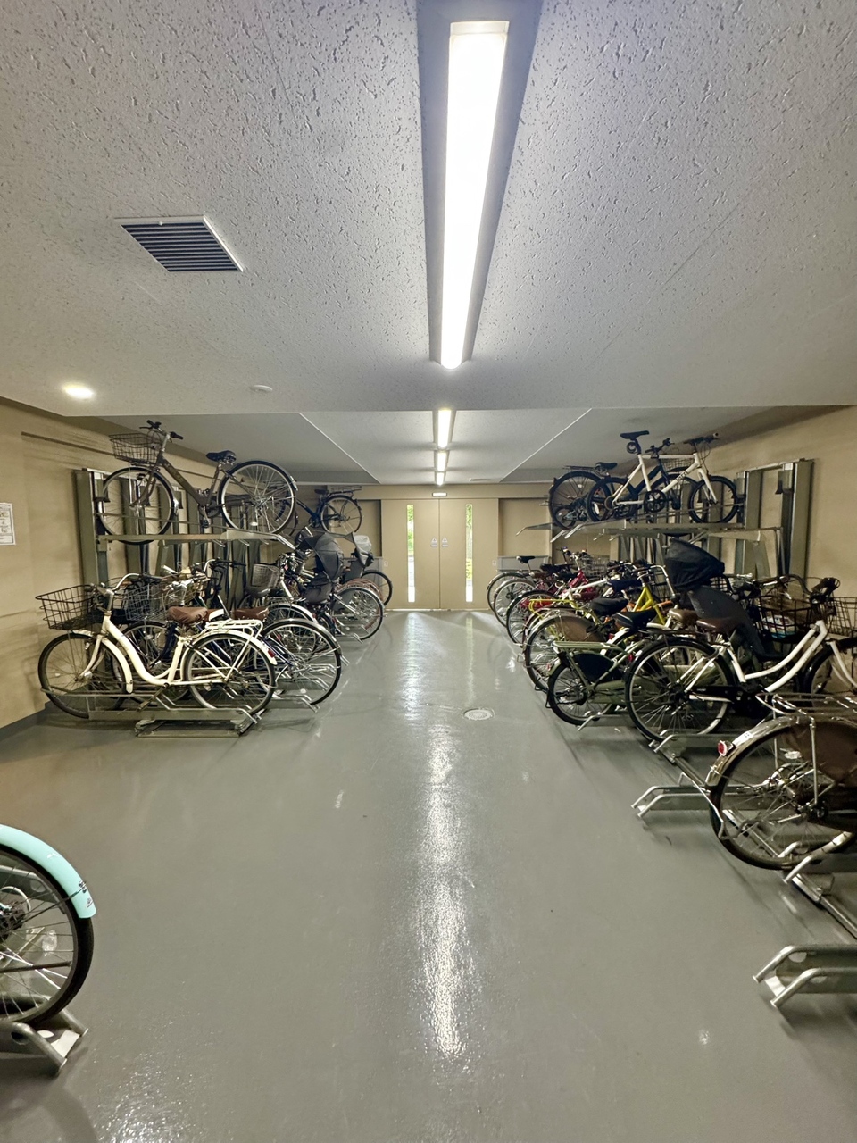 【駐輪場】マンション敷地内に駐輪場が設置されています。屋内で、日差しや雨風にさらされず、自転車の劣化を防げます。空き状況など、詳細はお気軽にお問い合わせください。