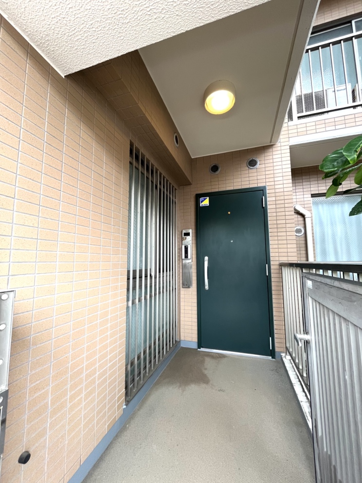【玄関】玄関の外には専用ポーチが設けられ、プライバシーに配慮されています。屋根付きなので、雨の日もスムーズに出入りできます。