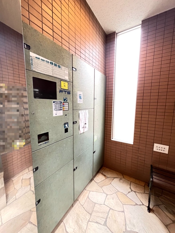 【宅配ボックス】共用部には宅配ボックスが設置されています。不在時でも荷物が受け取れるので、配達時間を気にせずにお出かけできます。